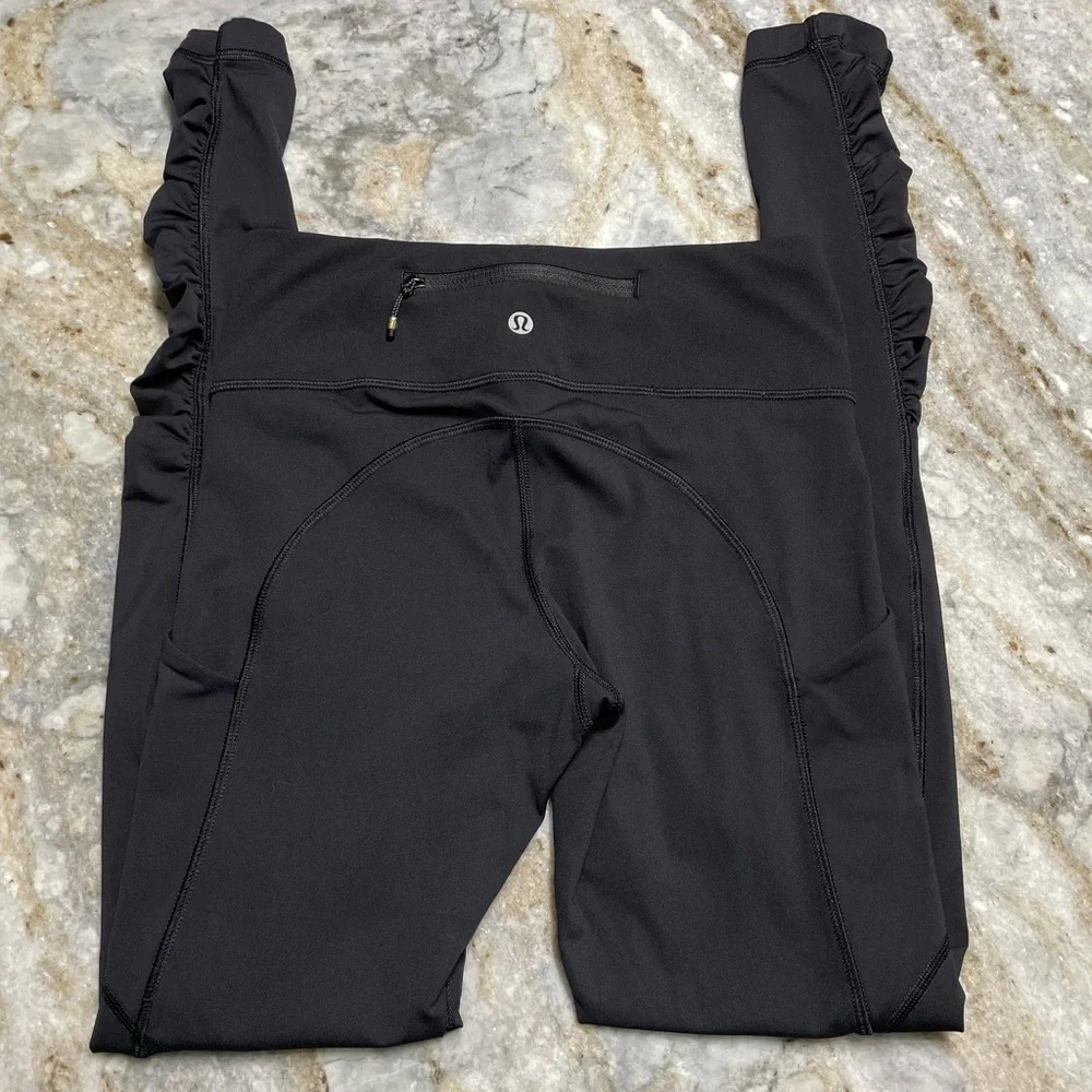 Lululemon Black Stretchy Athletic Leggings Side Pockets Rouching side hem size 4